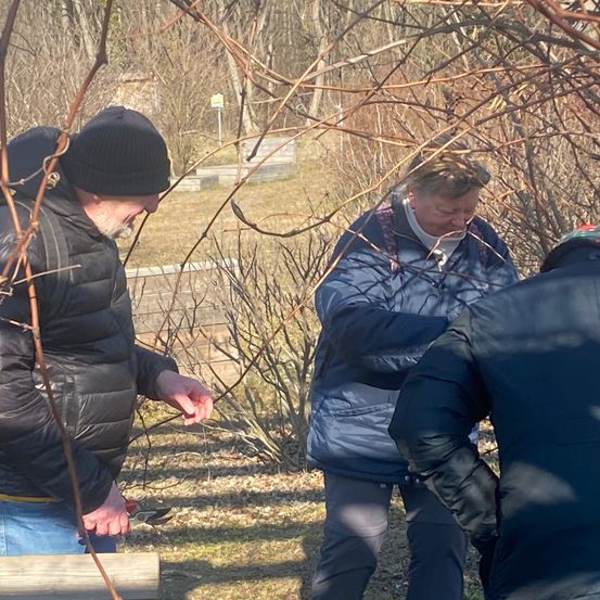 Bild enthält, Coat, Jacket, Person, Adult, Male, Man, Hand, Helmet, Outdoors, Walking