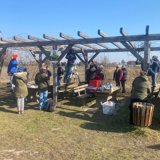 Bild enthält, Housing, Porch, Patio, Pergola, Person, Car, Outdoors, Shelter, Jeans, Wood