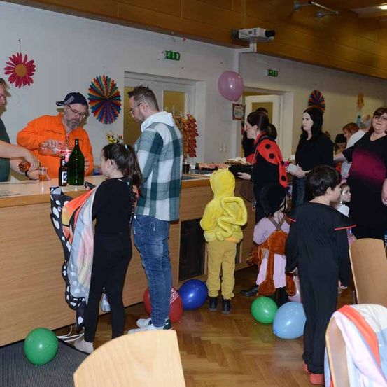 Bild enthält, People, Person, Balloon, Adult, Female, Woman, Male, Man, Jeans, Table