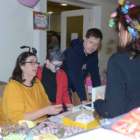 Bild enthält, People, Person, Adult, Female, Woman, Male, Man, Face, Head, Sweets