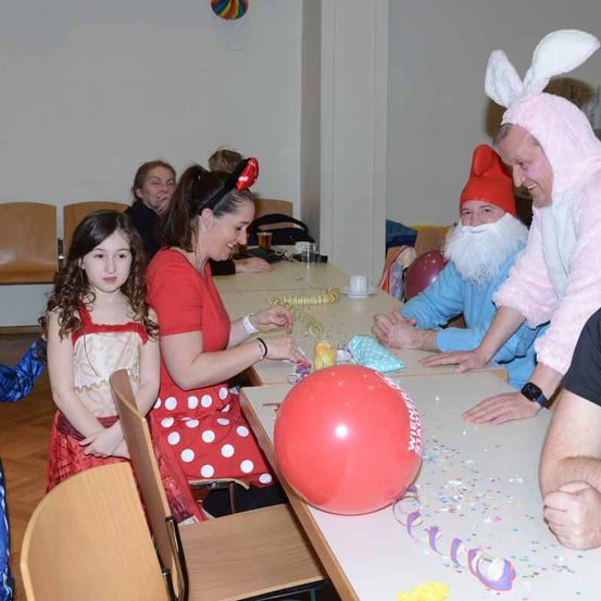 Bild enthält, People, Person, Adult, Male, Man, Child, Female, Girl, Woman, Balloon