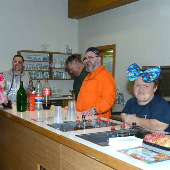 Bild enthält, People, Person, Table, Meal, Adult, Male, Man, Cafeteria, Indoors, Restaurant