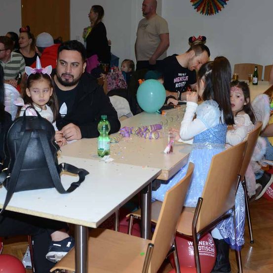 Bild enthält, People, Person, Adult, Female, Woman, Dining Table, Party, Male, Man, Balloon