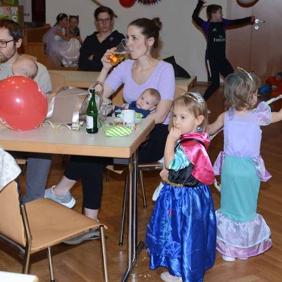 Bild enthält, People, Person, Balloon, Dining Table, Table, Adult, Female, Woman, Dining Room, Child