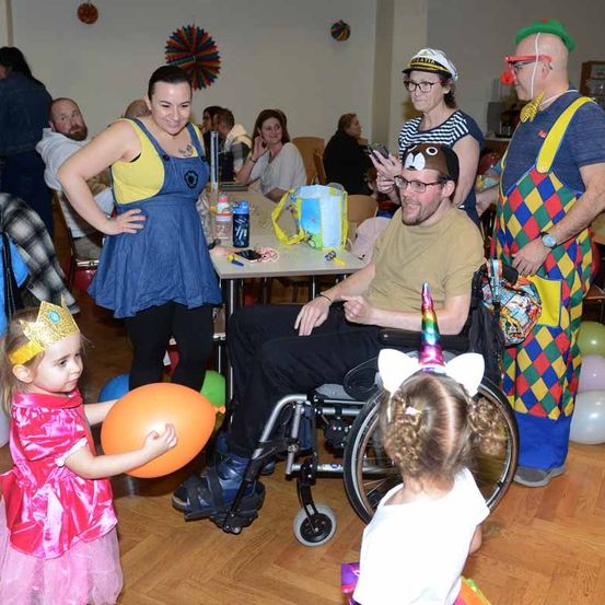 Bild enthält, People, Person, Balloon, Furniture, Adult, Male, Man, Child, Female, Girl