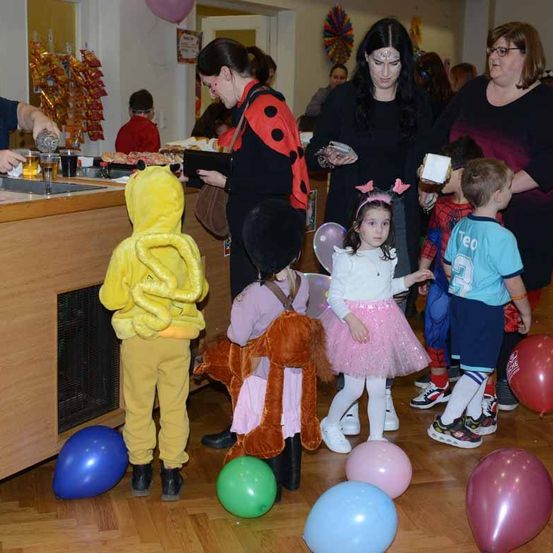 Bild enthält, People, Person, Balloon, Child, Female, Girl, Baby, Boy, Male, Woman