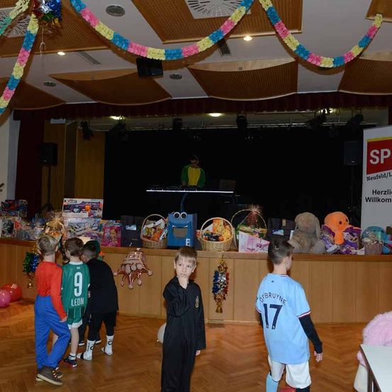 Bild enthält, Kindergarten, People, Person, Boy, Child, Male, Balloon, Face, Indoors, Play Area
