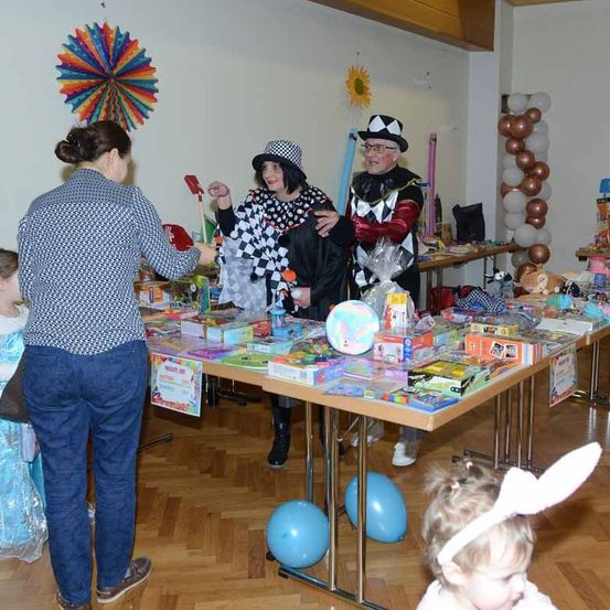 Bild enthält, People, Person, Dining Table, Table, Dining Room, Adult, Female, Woman, Balloon, Jeans