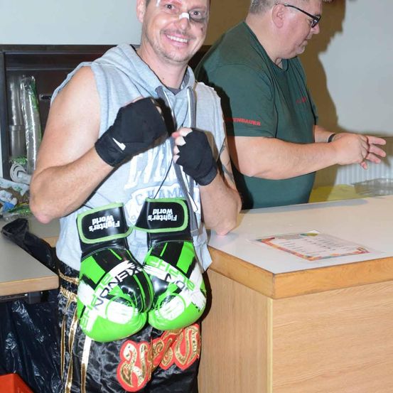 Bild enthält, Person, Photography, Portrait, T-Shirt, Pants, Shorts, Glove, Adult, Male, Man