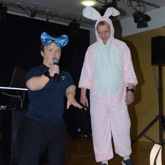 Bild enthält, Lighting, Microphone, Person, Portrait, People, Adult, Male, Man, Hat, Pants