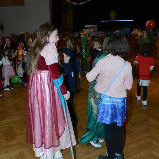 Bild enthält, Dress, People, Person, Costume, Child, Female, Girl, Skirt, Floor, Formal Wear