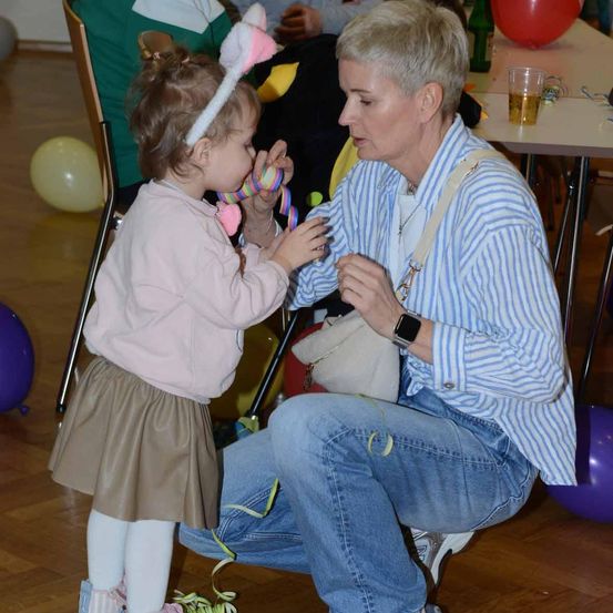 Bild enthält, Shoe, People, Person, Pants, Child, Female, Girl, Balloon, Wood, Man