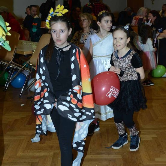 Bild enthält, People, Person, Balloon, Sock, Child, Female, Girl, Face, Adult, Woman