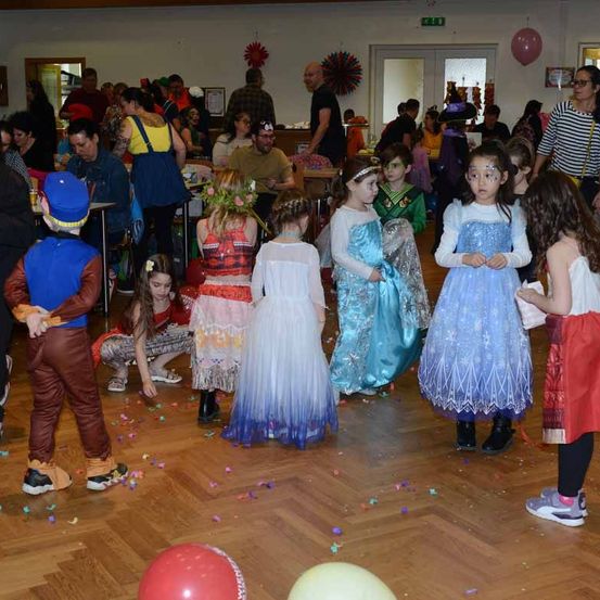 Bild enthält, People, Person, Dress, Balloon, Boy, Child, Male, Female, Girl, Bride