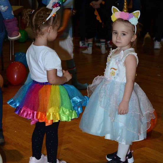 Bild enthält, Dress, Hat, Person, Photography, Portrait, Floor, Shoe, Flooring, Costume, Child