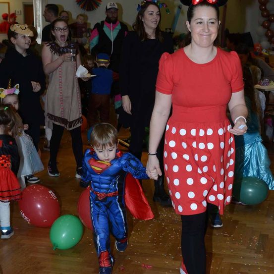 Bild enthält, People, Person, Balloon, Costume, Adult, Female, Woman, Child, Girl, Boy