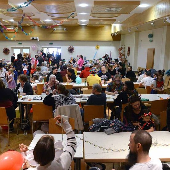 Bild enthält, Cafeteria, Indoors, Restaurant, Adult, Female, Person, Woman, People, Building, Man