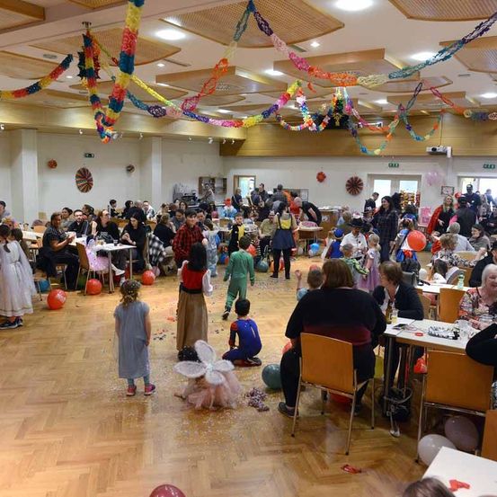 Bild enthält, People, Person, Adult, Female, Woman, Cafeteria, Indoors, Restaurant, Building, Chair