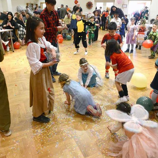 Bild enthält, People, Person, Boy, Child, Male, Adult, Man, Bride, Female, Woman