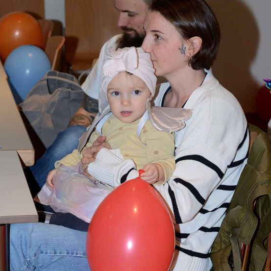 Bild enthält, People, Person, Face, Head, Photography, Portrait, Balloon, Couch, Furniture, Pants