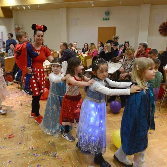 Bild enthält, People, Person, Child, Female, Girl, Adult, Bride, Woman, Celebrating, Boy