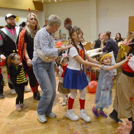 Bild enthält, People, Person, Adult, Male, Man, Female, Woman, Child, Girl, Boy