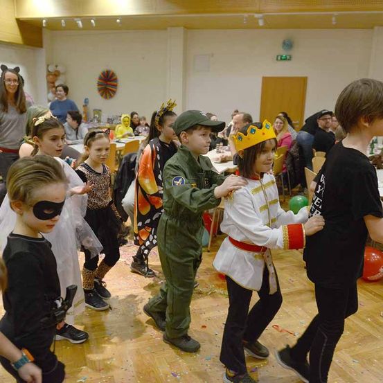 Bild enthält, People, Person, Kindergarten, Child, Female, Girl, Boy, Male, Shoe, Face