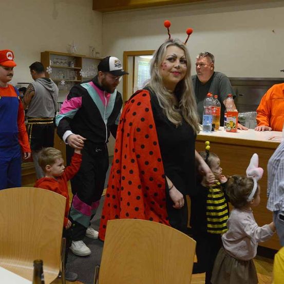 Bild enthält, Plywood, Wood, People, Person, Adult, Female, Woman, Male, Man, Cafeteria