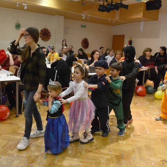 Bild enthält, People, Person, Adult, Female, Woman, Boy, Child, Male, Girl, Jeans