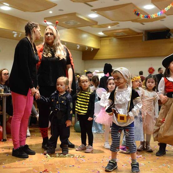 Bild enthält, People, Person, Child, Female, Girl, Adult, Woman, Shoe, Face, Festival