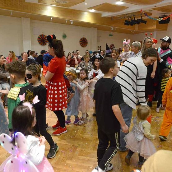 Bild enthält, People, Person, Adult, Female, Woman, Boy, Child, Male, Girl, Shoe