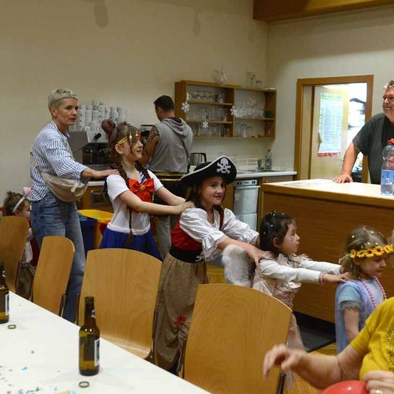 Bild enthält, Dining Room, Dining Table, People, Person, Restaurant, Adult, Male, Man, Cafeteria, Woman