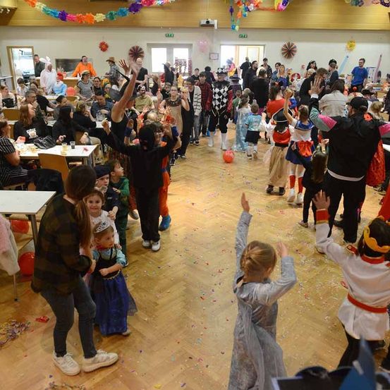 Bild enthält, People, Person, Adult, Female, Woman, Footwear, Shoe, Indoors, Celebrating, Face