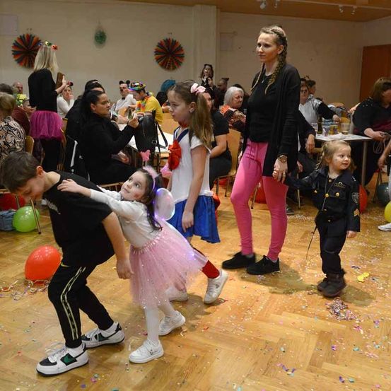 Bild enthält, People, Person, Adult, Female, Woman, Boy, Child, Male, Girl, Shoe