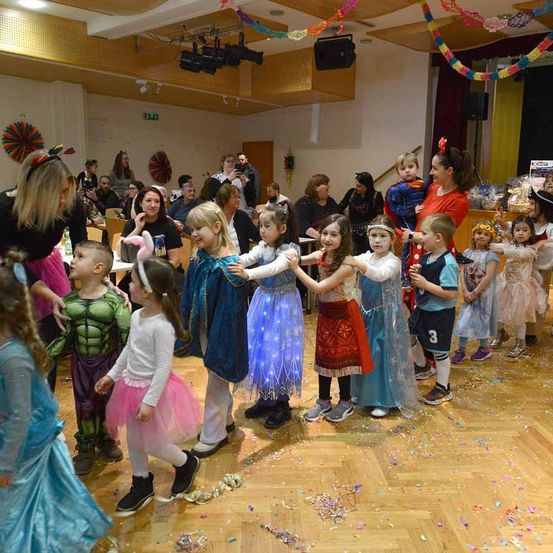 Bild enthält, People, Person, Child, Female, Girl, Adult, Male, Man, Celebrating, Boy