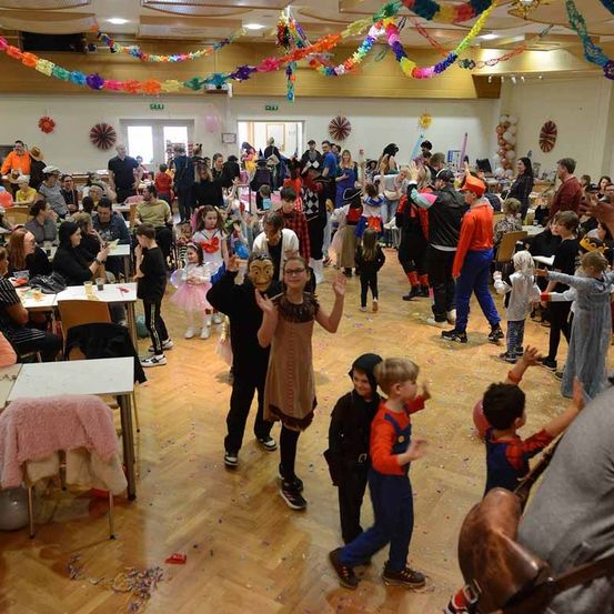 Bild enthält, People, Person, Fun, Indoors, Adult, Male, Man, Boy, Child, Woman