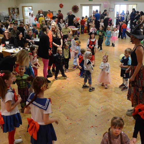 Bild enthält, People, Person, Adult, Female, Woman, Child, Girl, Face, Head, Shoe