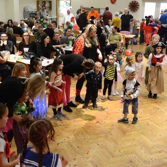 Bild enthält, People, Person, Adult, Female, Woman, Child, Girl, Shoe, Face, Fun