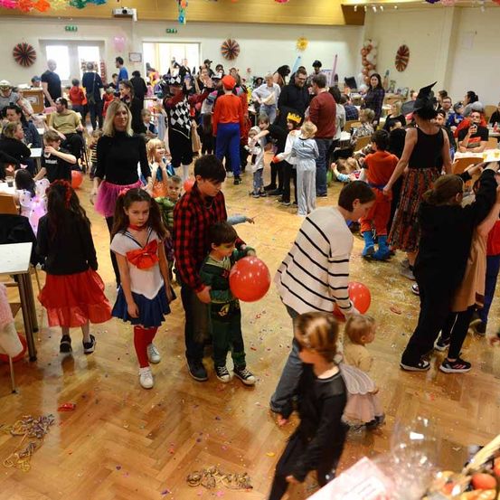 Bild enthält, People, Person, Adult, Female, Woman, Child, Girl, Male, Man, Indoors