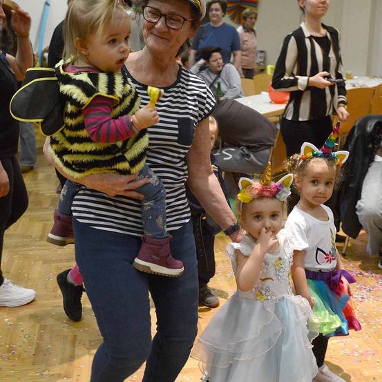 Bild enthält, People, Person, Photography, Portrait, Child, Female, Girl, Adult, Woman, Pants