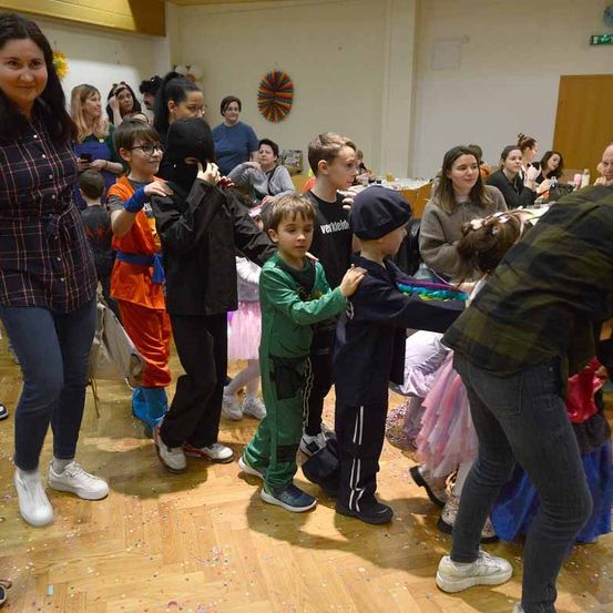 Bild enthält, People, Person, Adult, Female, Woman, Boy, Child, Male, Shoe, Jeans