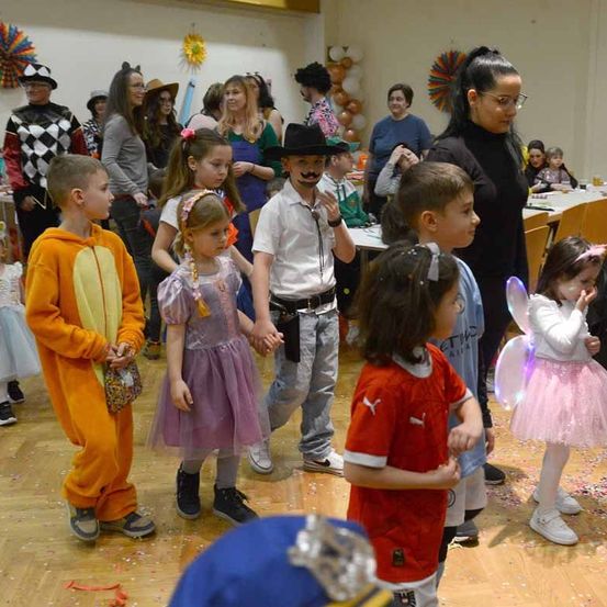 Bild enthält, People, Person, Child, Female, Girl, Adult, Woman, Boy, Male, Kindergarten