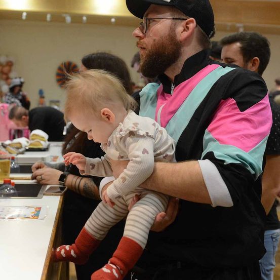 Bild enthält, People, Person, Photography, Portrait, Hat, Baby, Indoors, Restaurant, Pants, Baseball Cap