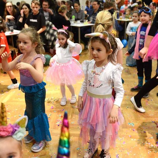 Bild enthält, People, Person, Celebrating, Child, Female, Girl, Shoe, Adult, Woman, Face