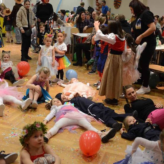 Bild enthält, People, Person, Baby, Adult, Female, Woman, Celebrating, Boy, Child, Male