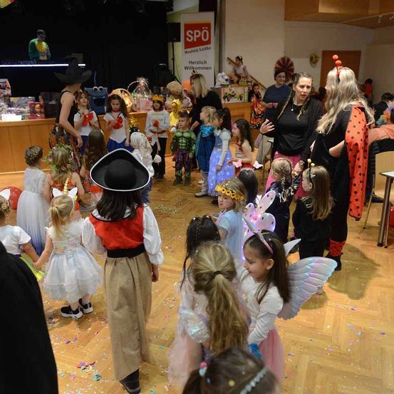 Bild enthält, People, Person, Adult, Female, Woman, Child, Girl, Male, Man, Face