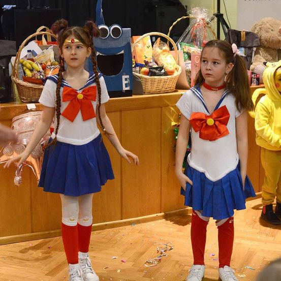 Bild enthält, Costume, Person, Skirt, People, Face, Head, Portrait, Floor, Indoors, Wood