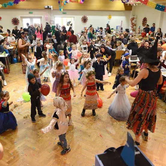 Bild enthält, People, Person, Adult, Female, Woman, Male, Man, Bride, Dancing, Party