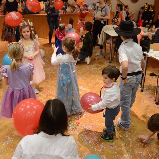 Bild enthält, People, Person, Adult, Female, Woman, Child, Girl, Boy, Male, Balloon