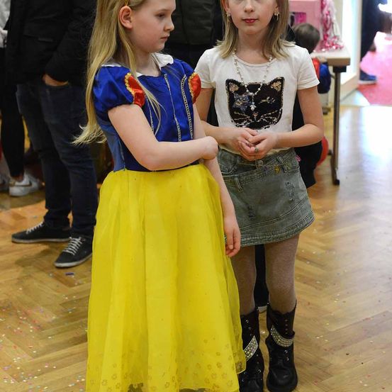 Bild enthält, Shoe, Costume, Person, Portrait, Child, Female, Girl, Dress, Skirt, People